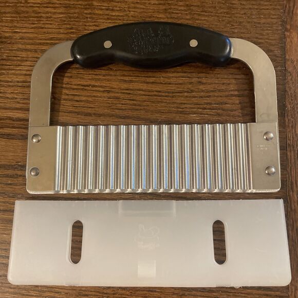 PAMPERED CHEF CRINKLE CUTTER SLICER CHOPPER GARNISHER with BLADE COVER - Picture 1 of 3